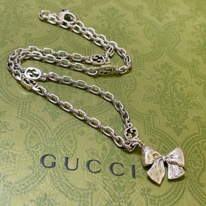 G*u*i necklaces
